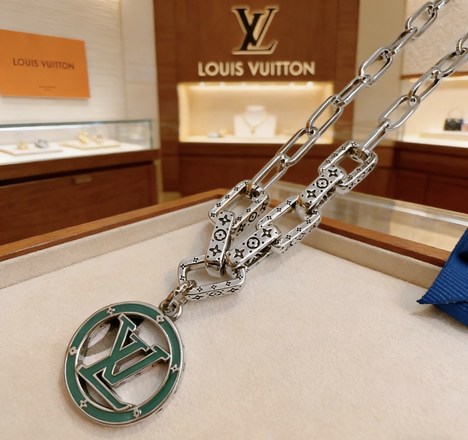 LV necklace-42