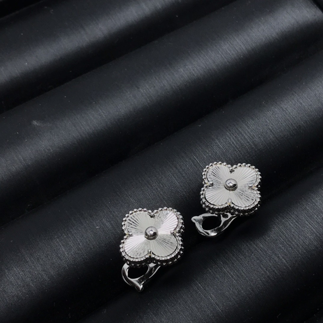 Van Cleef & Arpels earring-110