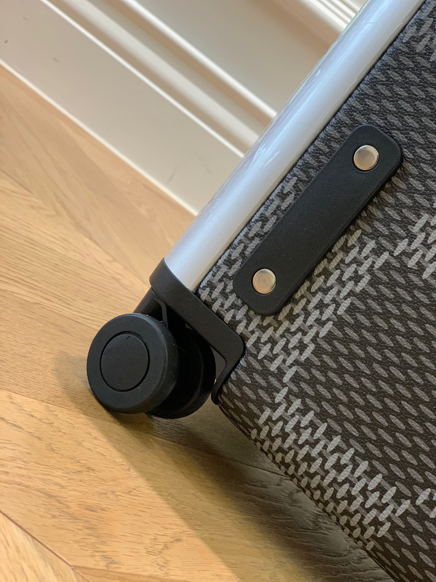 LV luggage-13