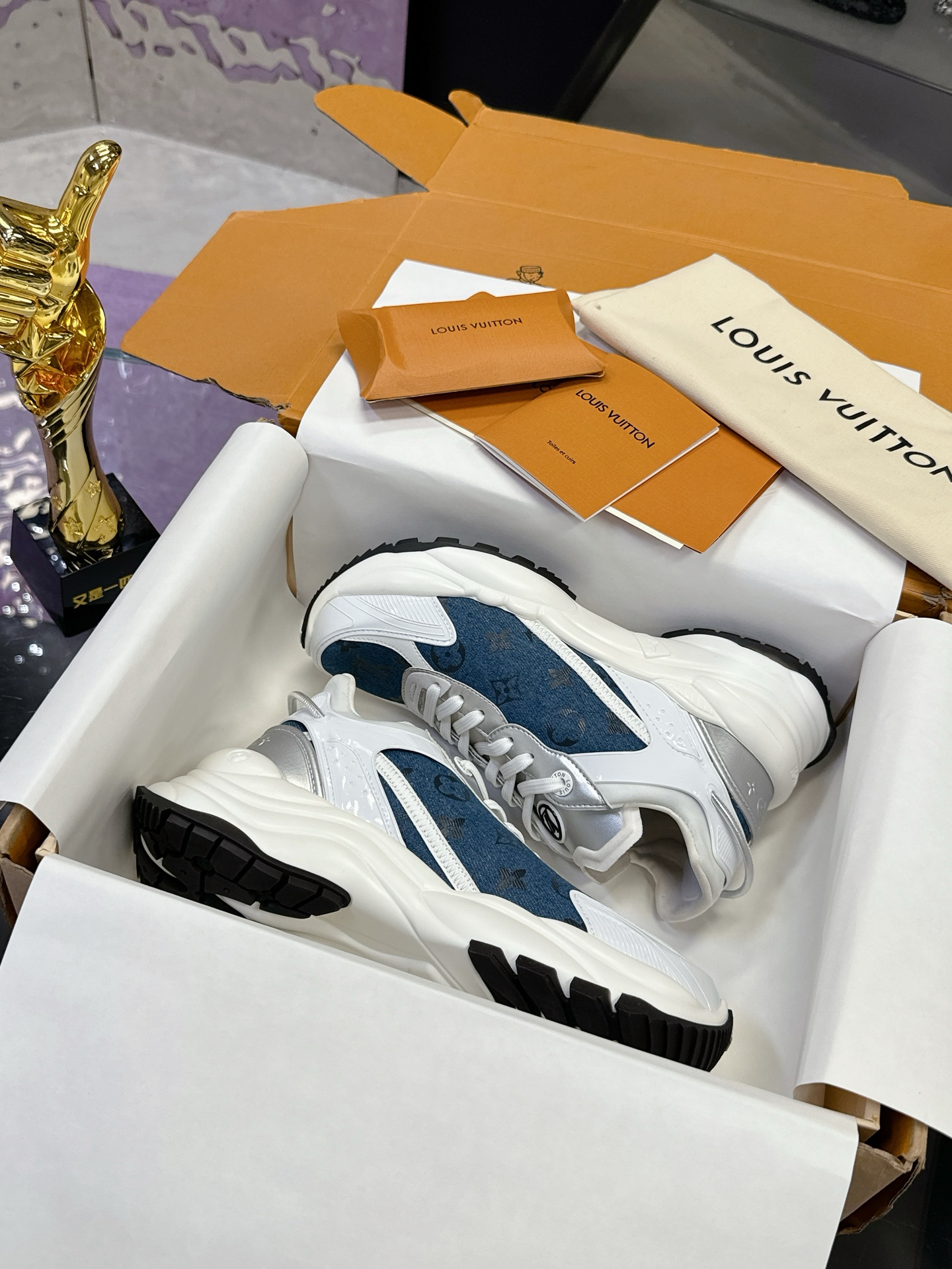 Lv Sneakers-200