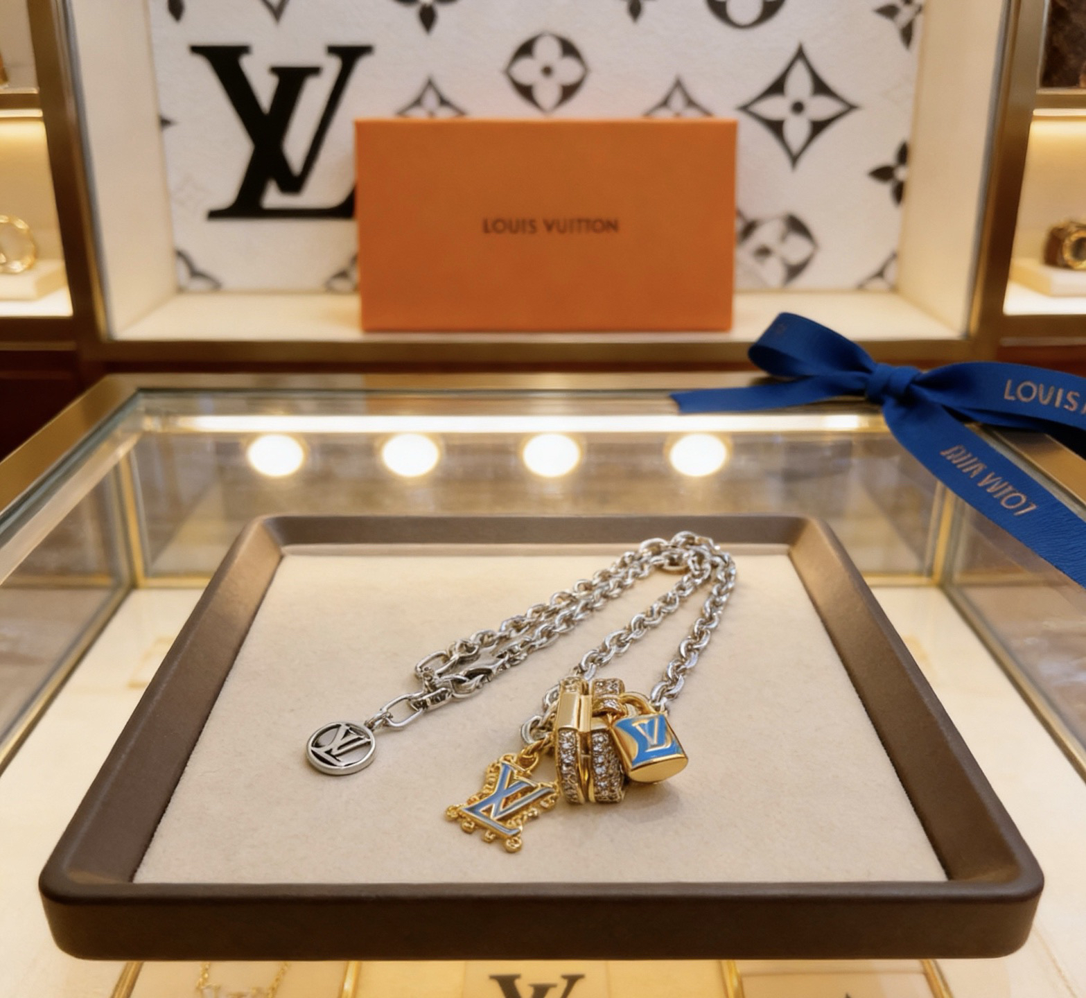 LV necklace-40