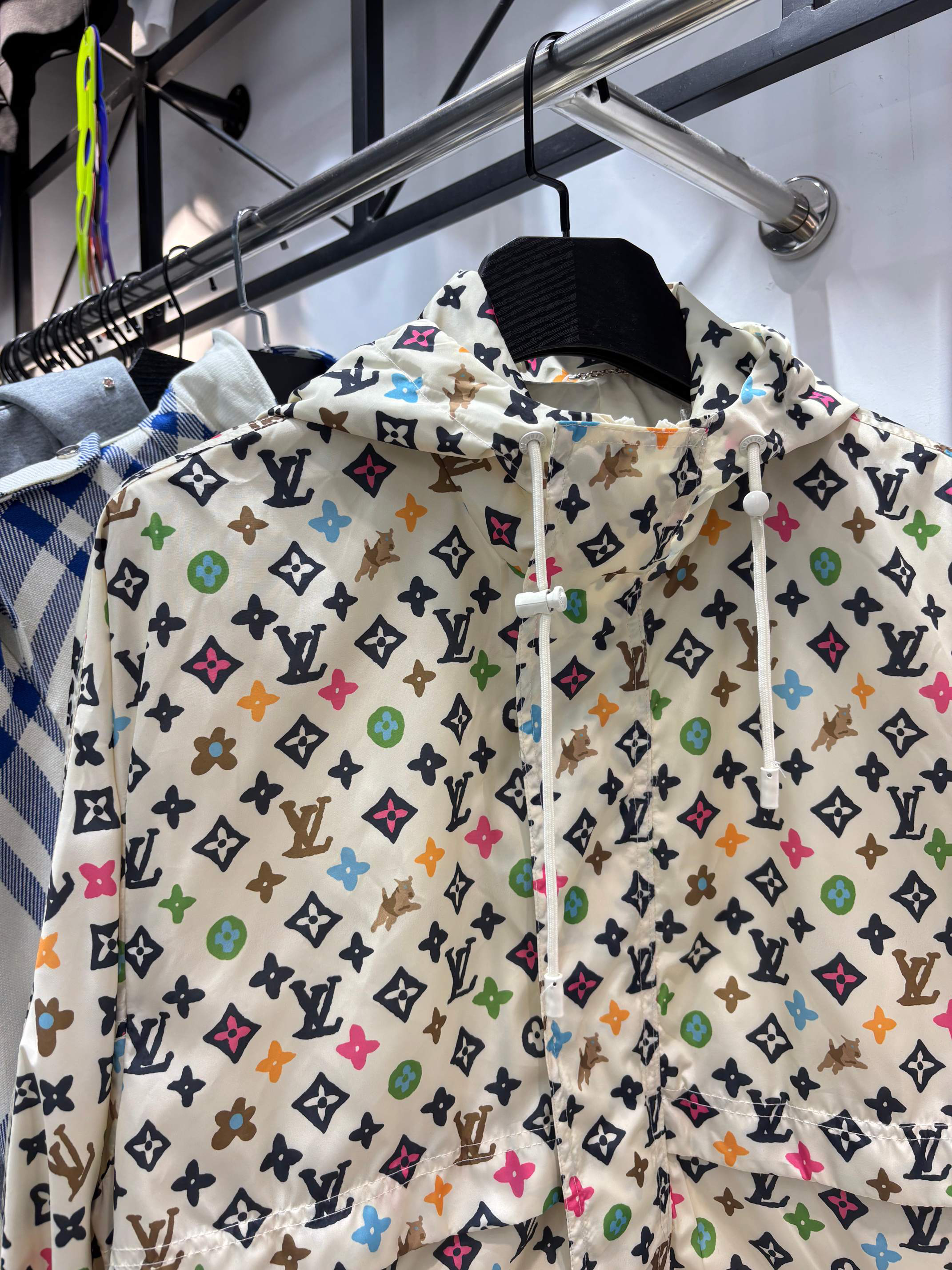 LV Clothing-330