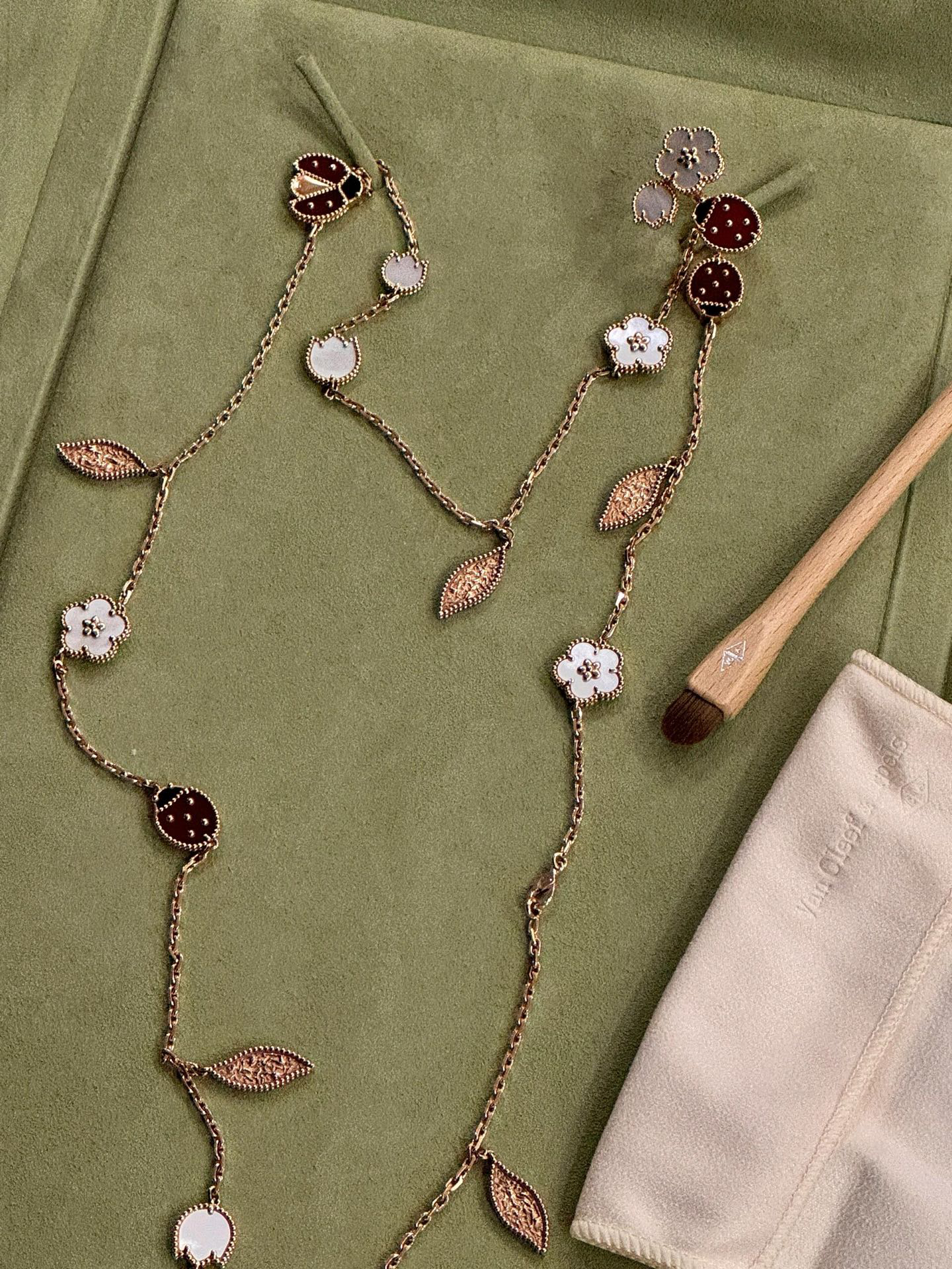 Van Cleef & Arpels ring-105