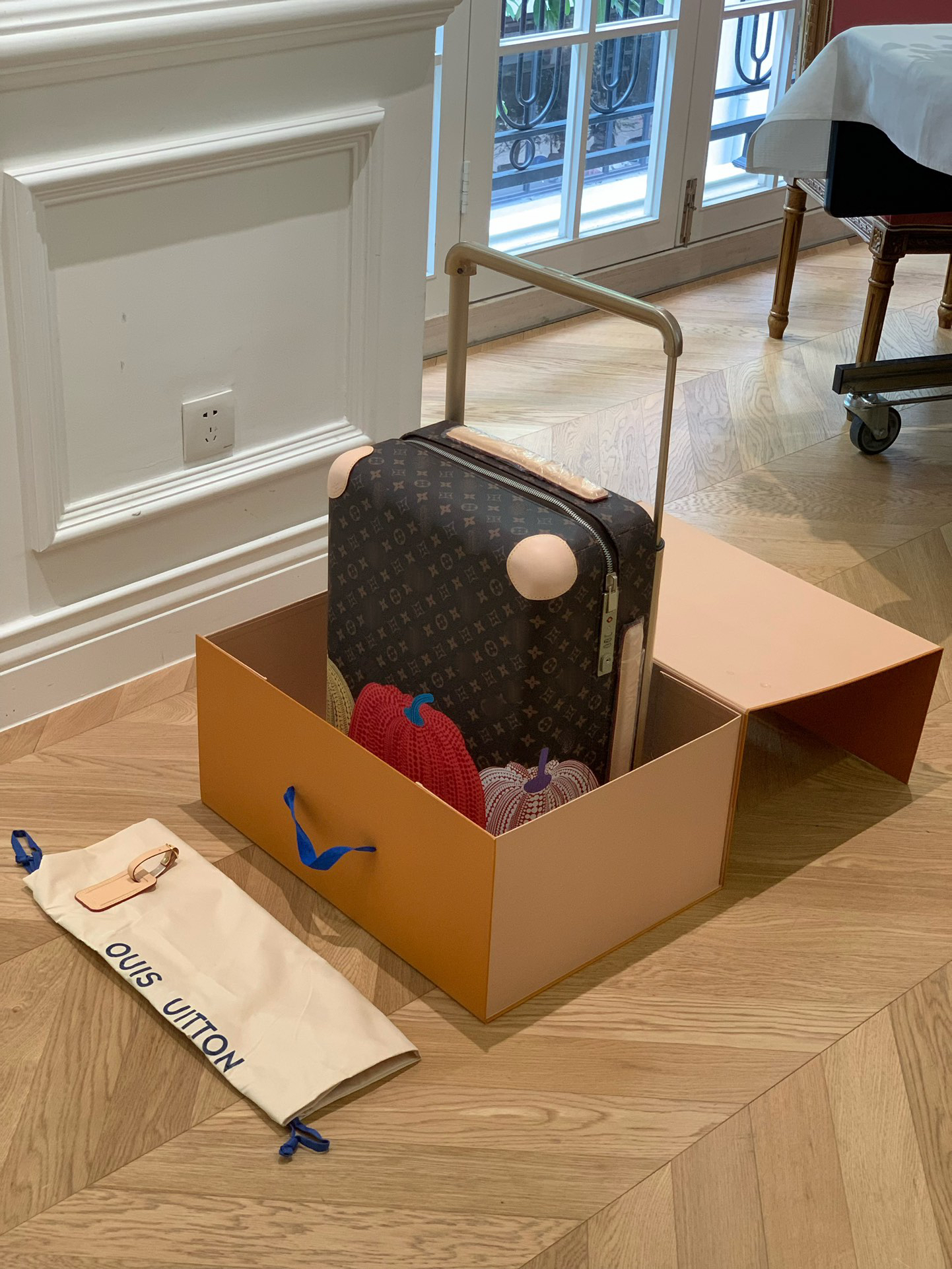 LV luggage-2