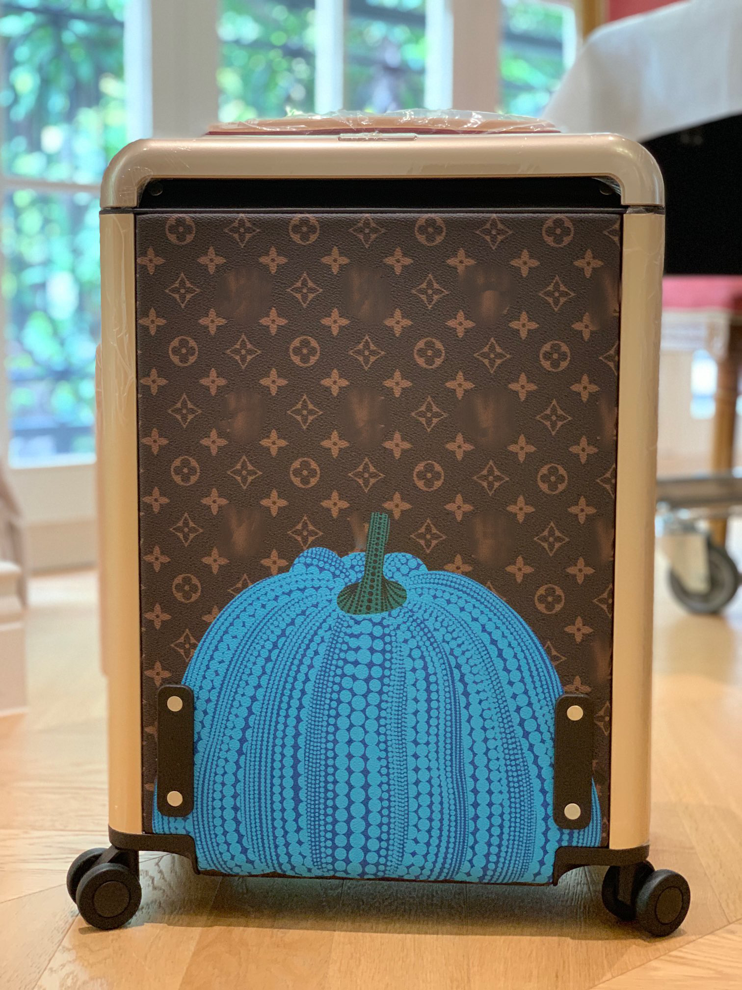 LV luggage-2