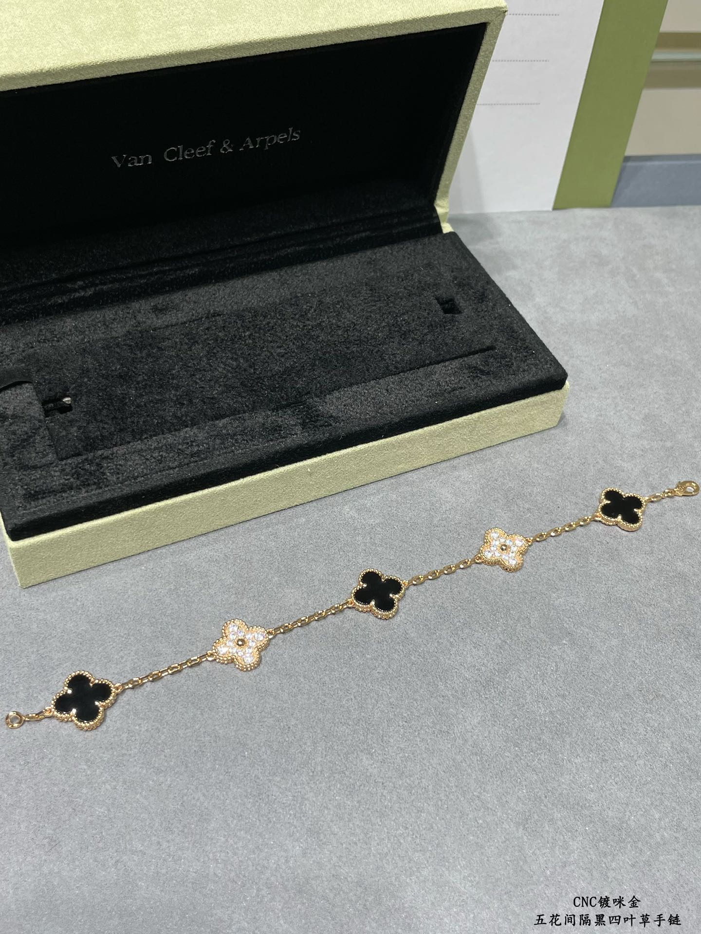 Van Cleef & Arpels Bracelet-104