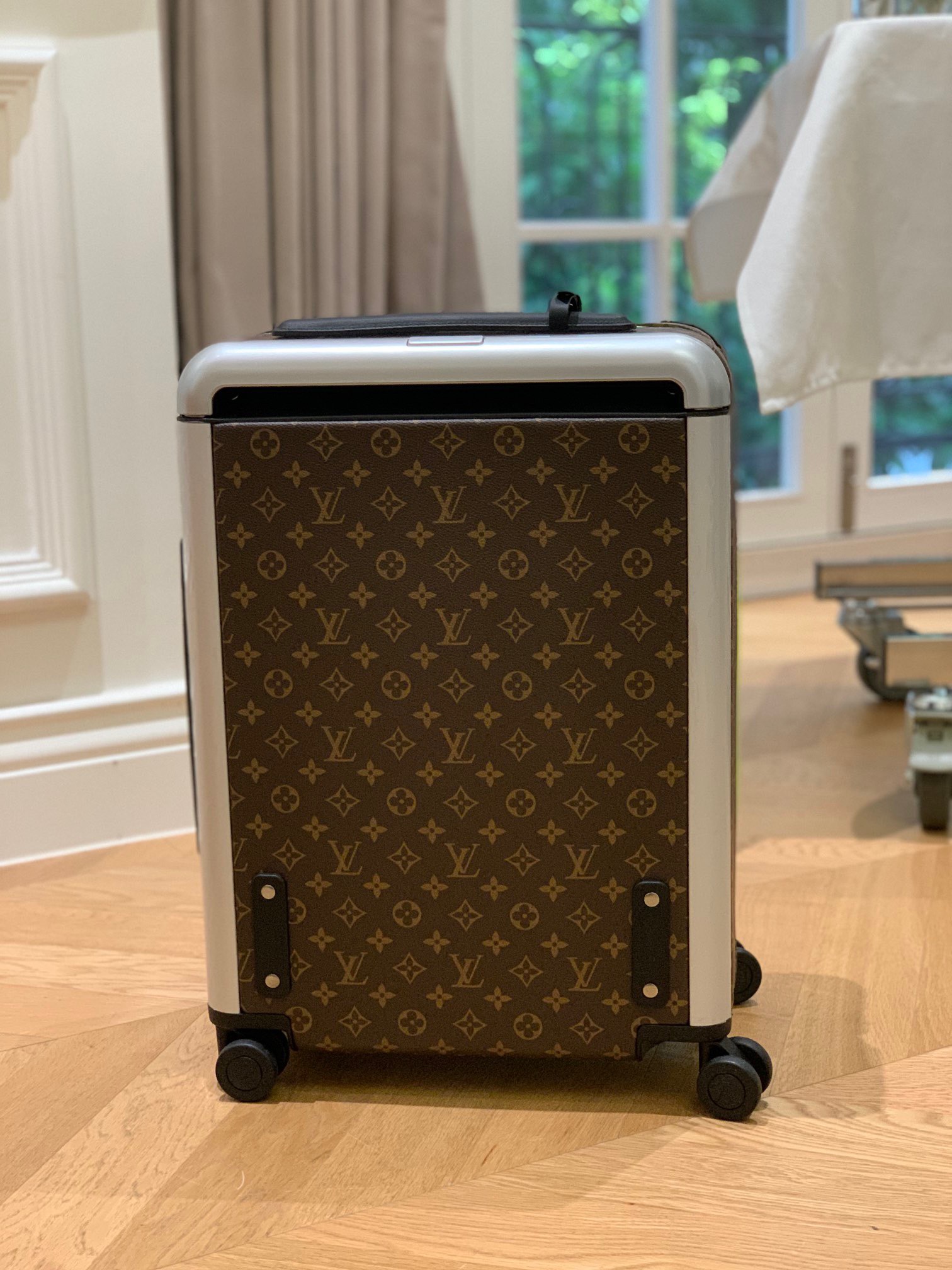 LV luggage-4