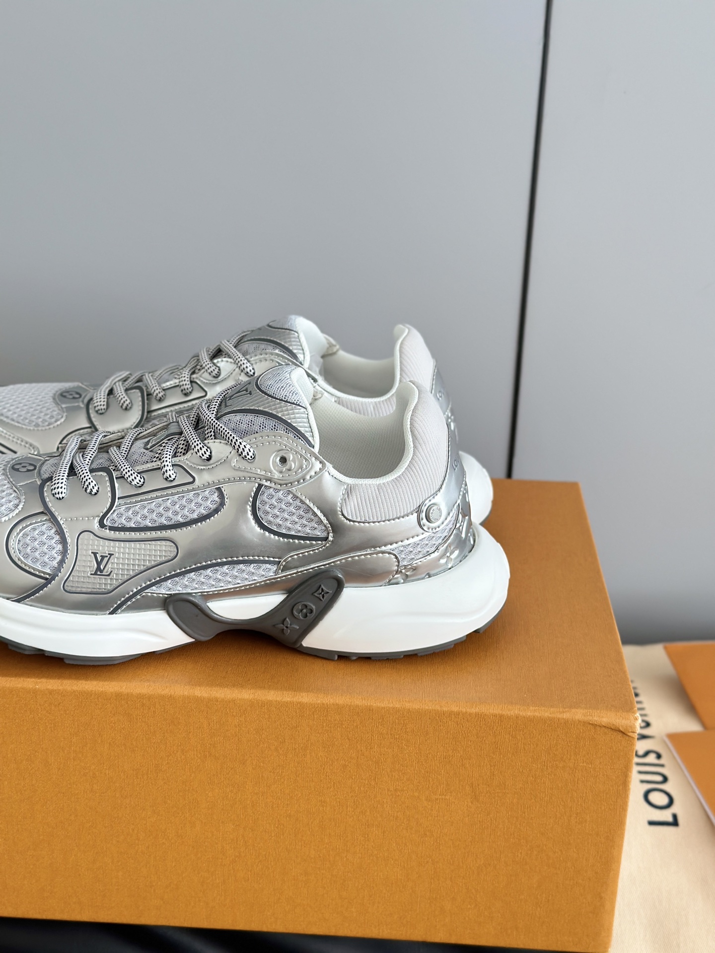 Lv Sneakers-208