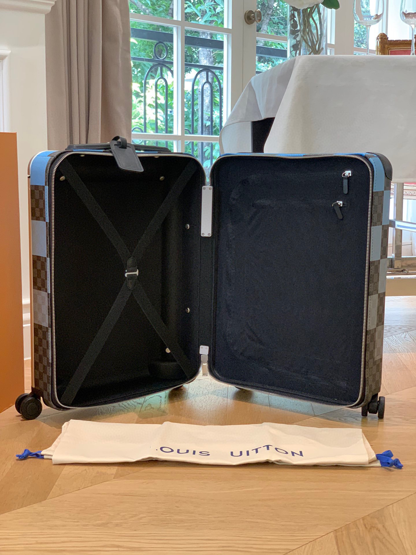 LV luggage-15
