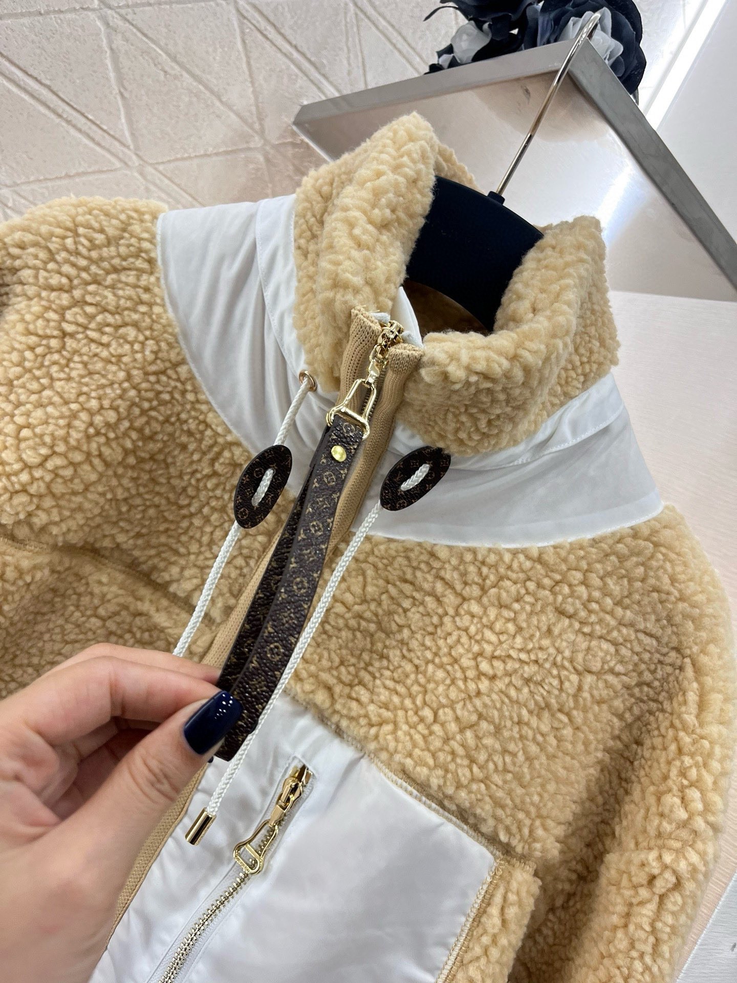 LV Clothing-323