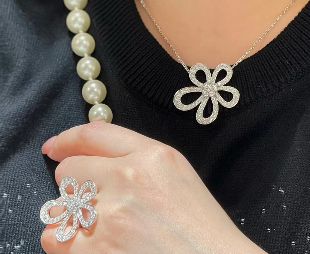 Van Cleef & Arpels ring-101