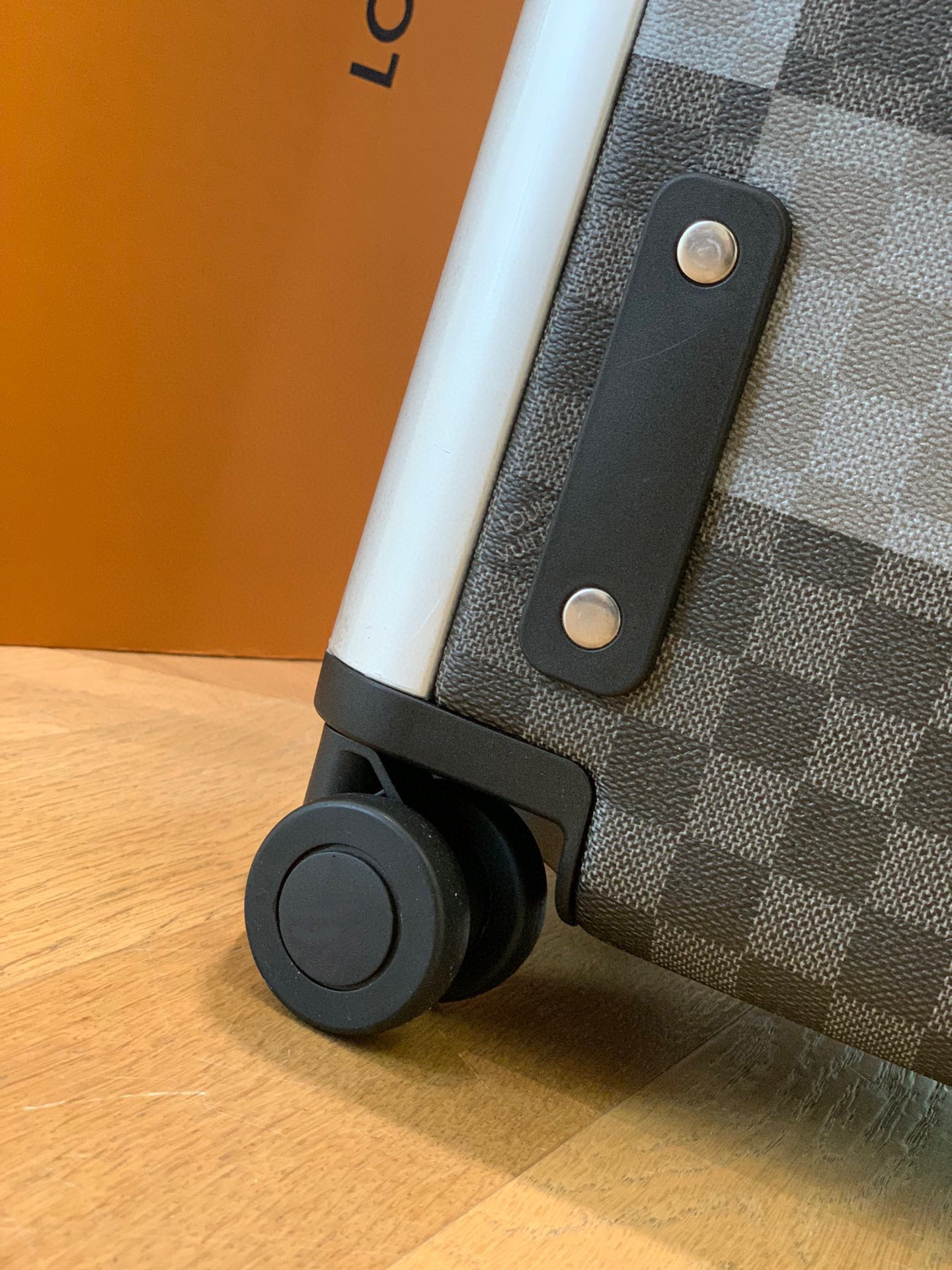 LV luggage-15