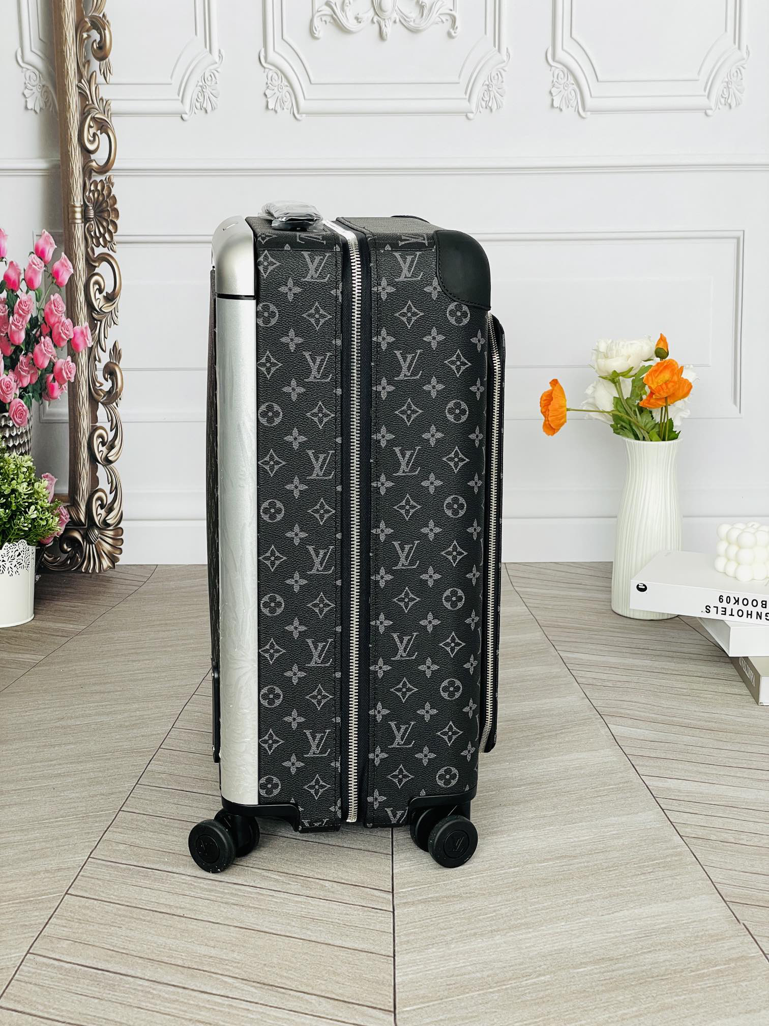 LV luggage-11
