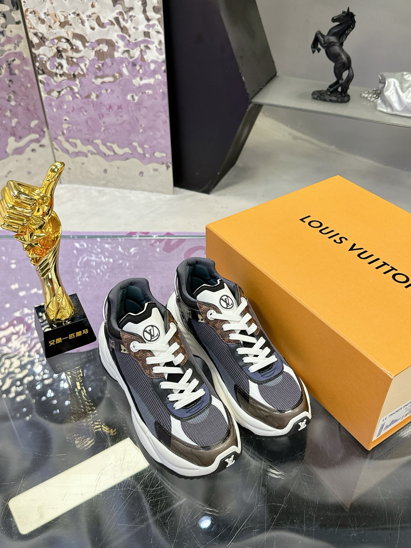 Lv Sneakers-204