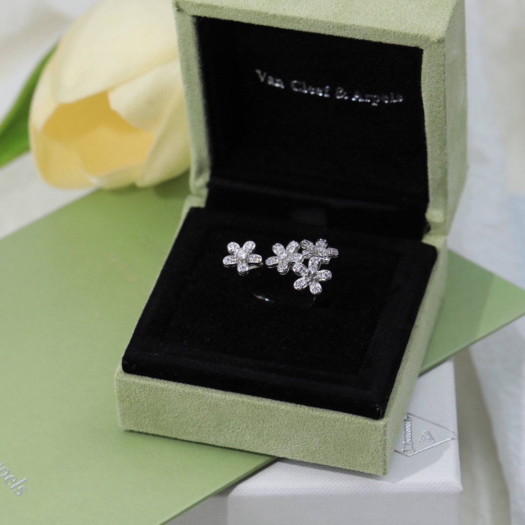 Van Cleef & Arpels ring-100