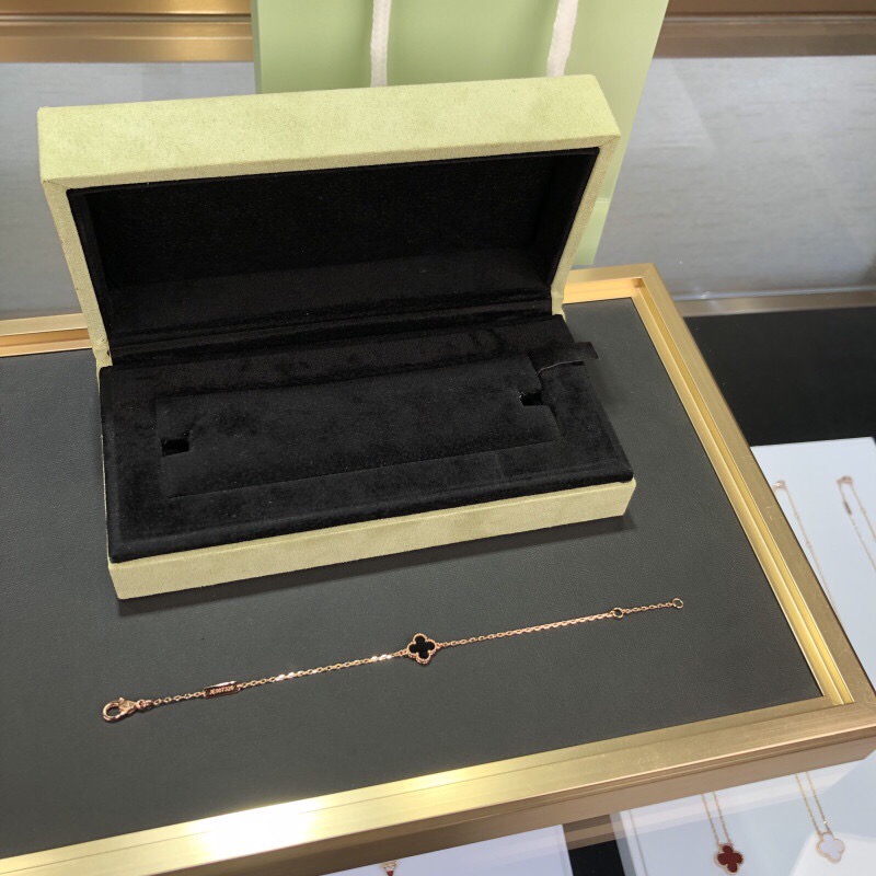 Van Cleef & Arpels Bracelet-39