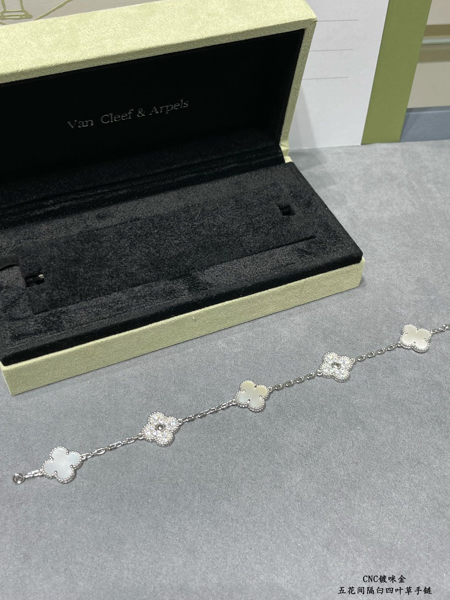 Van Cleef & Arpels Bracelet-97