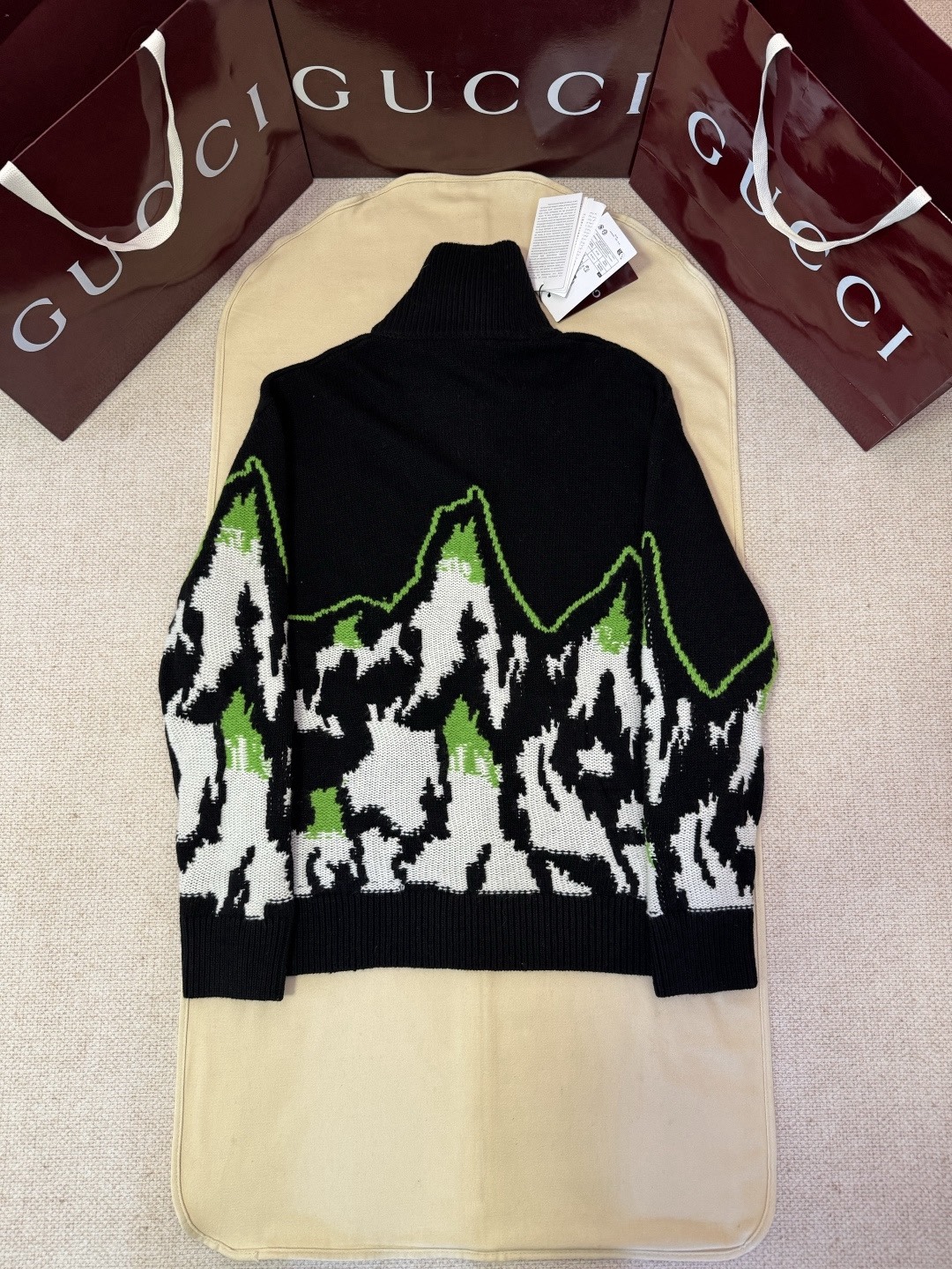 Gucci Clothing-131