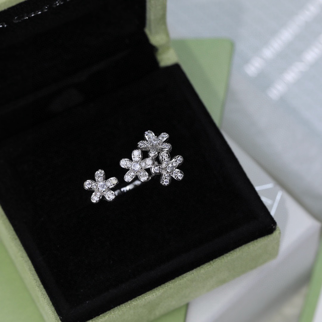 Van Cleef & Arpels ring-100