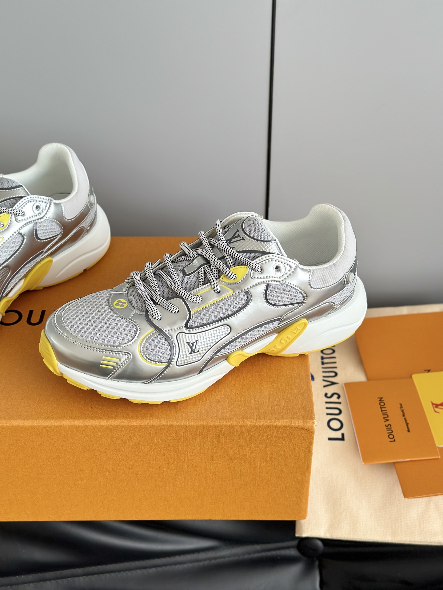 Lv Sneakers-209