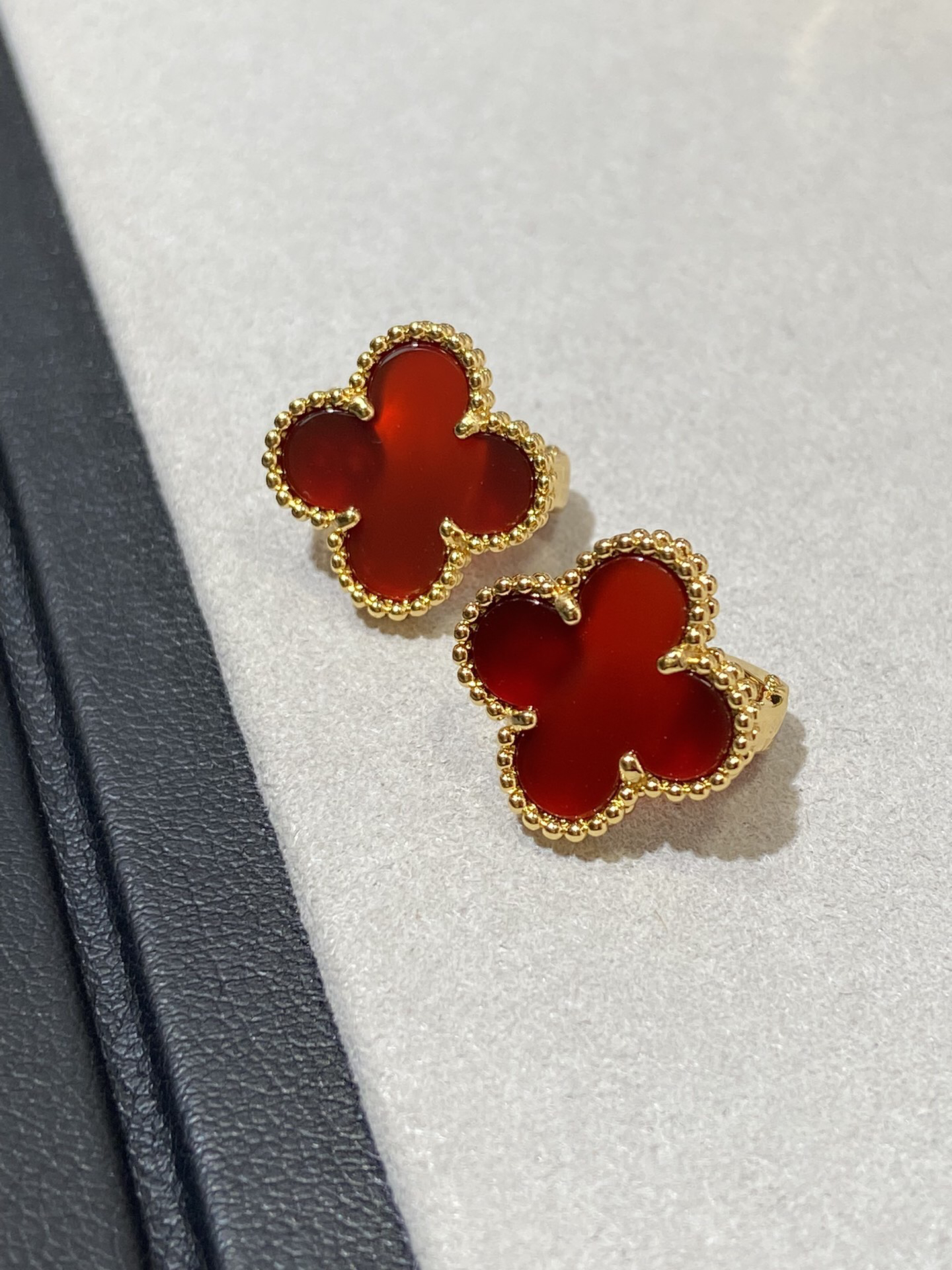 Van Cleef & Arpels earring-1