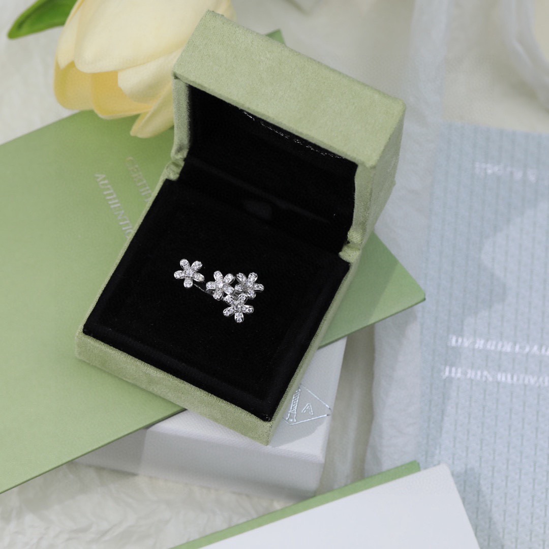 Van Cleef & Arpels ring-100