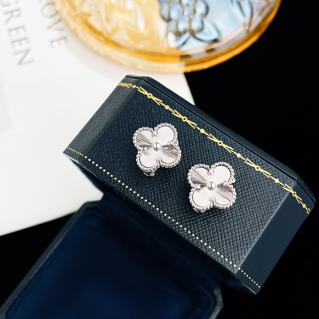 Van Cleef & Arpels earring-114