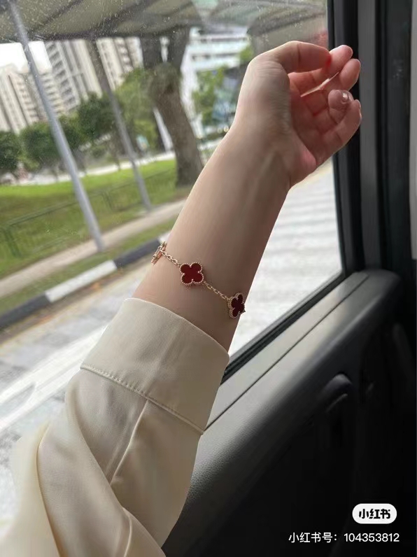 Van Cleef & Arpels Bracelet-16