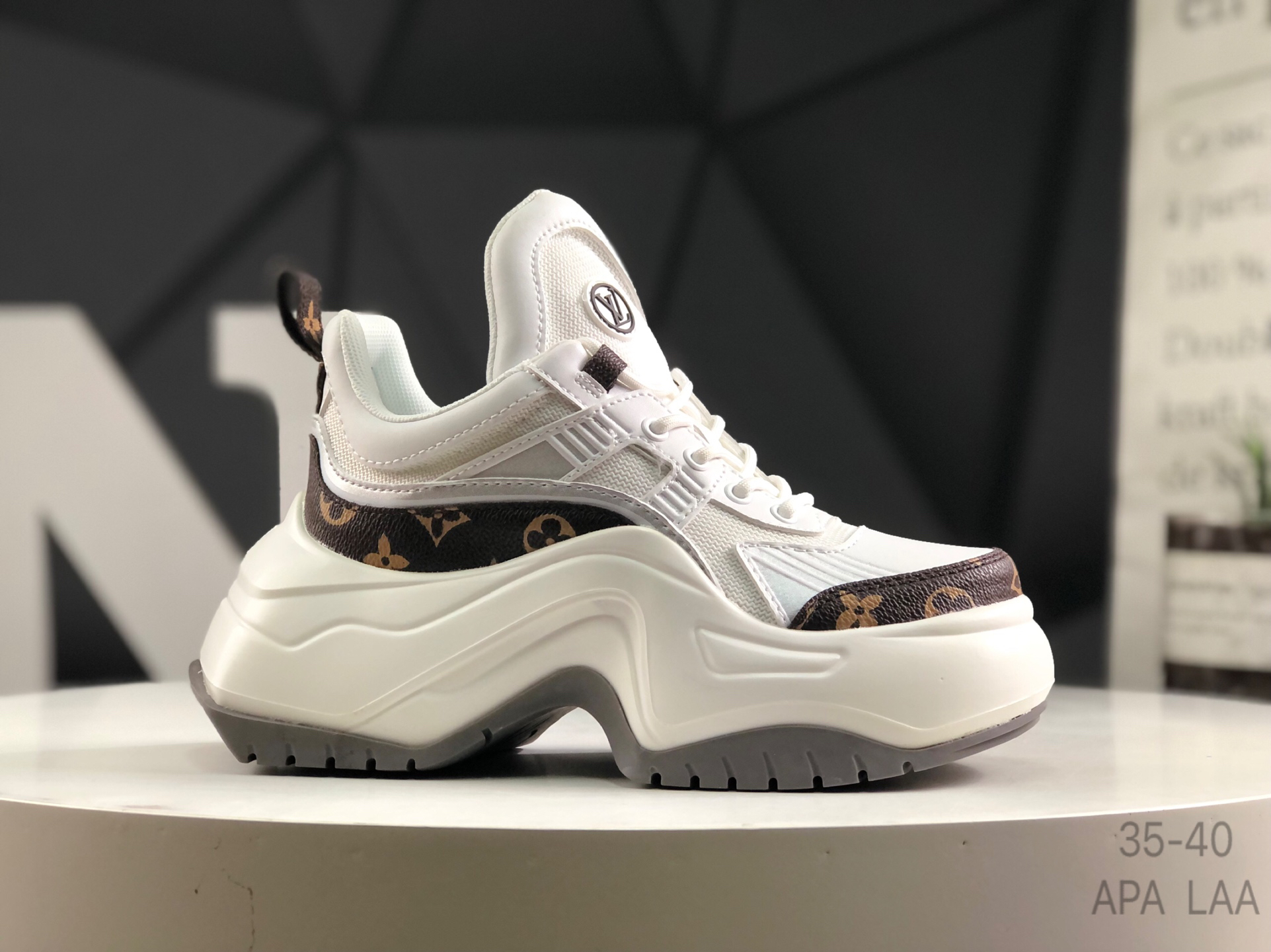 Lv Sneakers-216