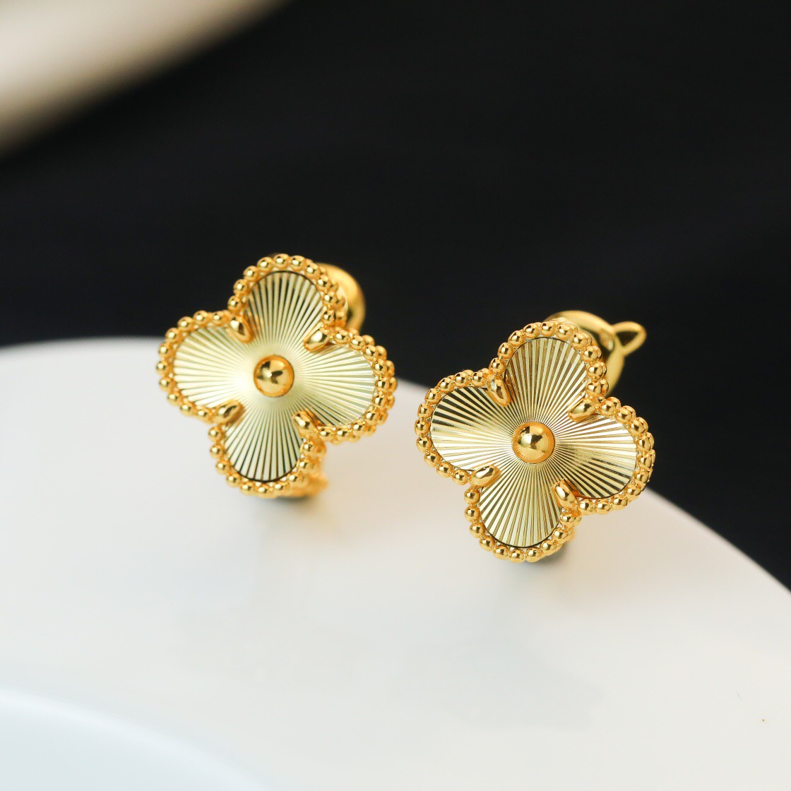 Van Cleef & Arpels earring-39
