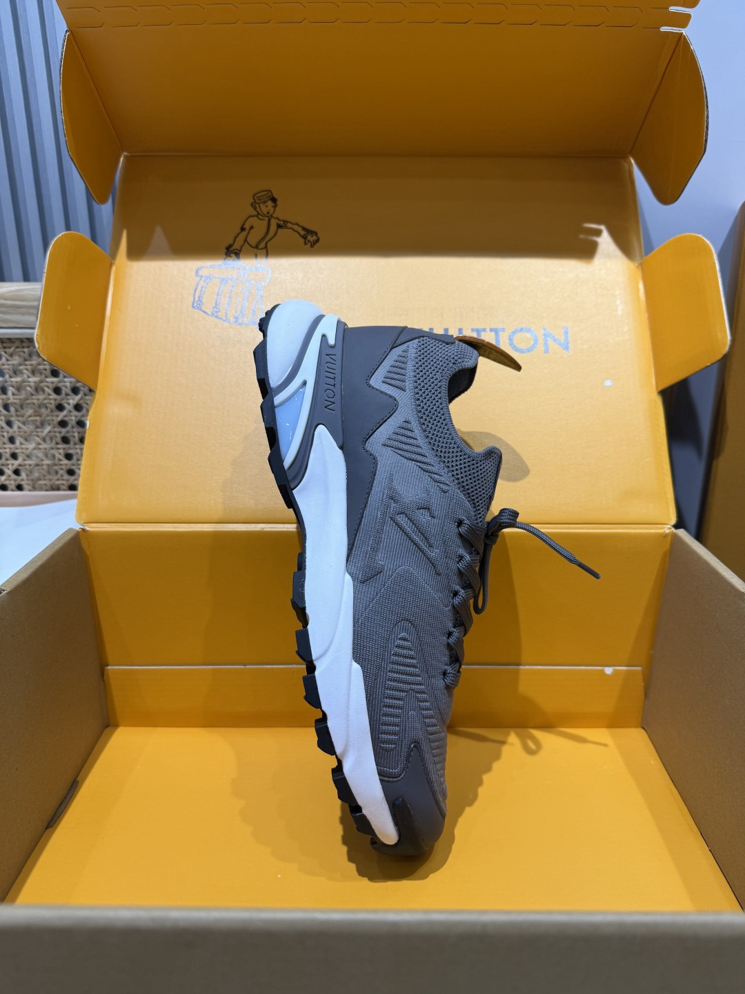 Lv Sneakers-180