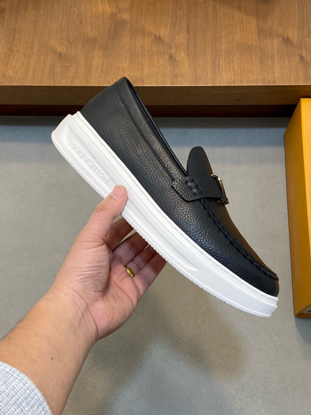 Lv Sneakers-100