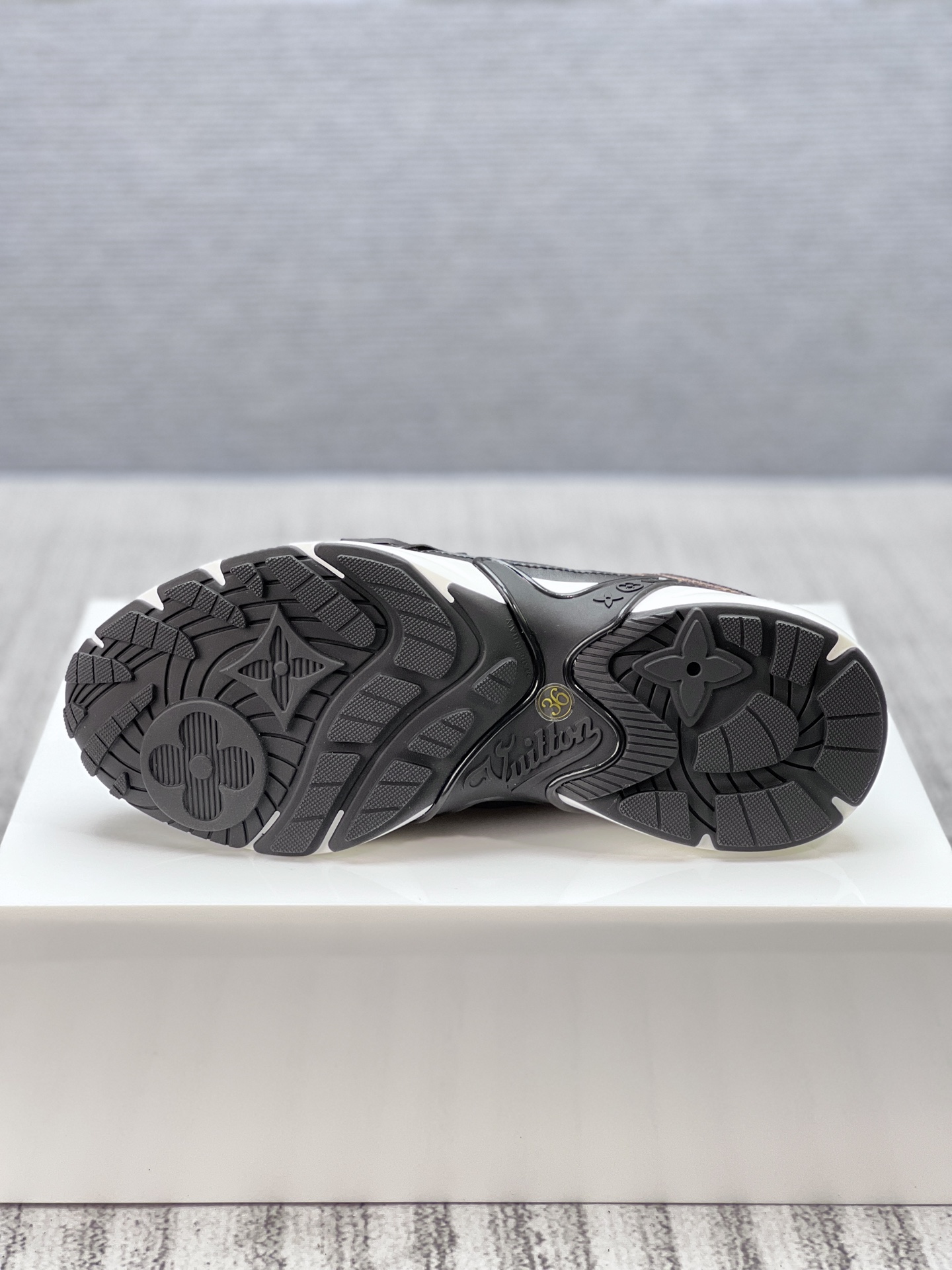 Lv Sneakers-202