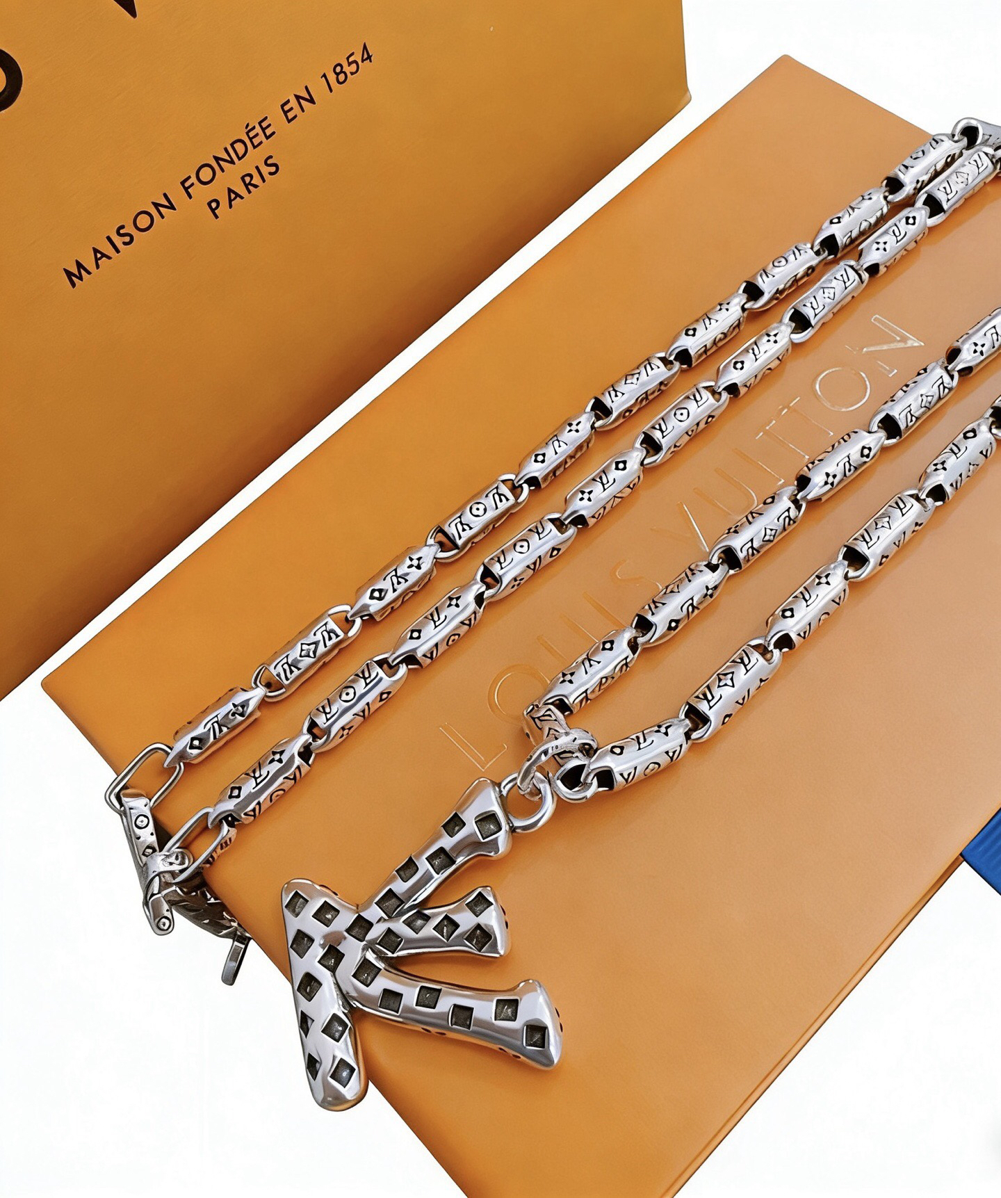 LV necklace-20