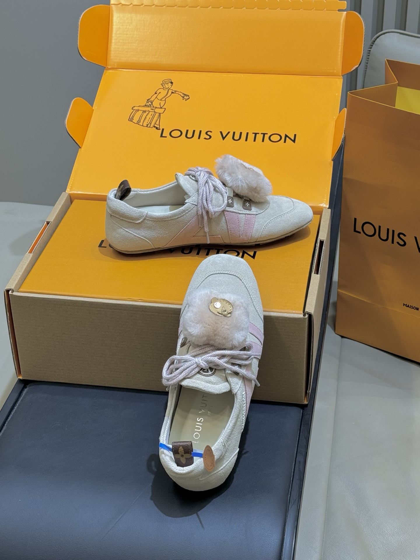 Lv Sneakers-230