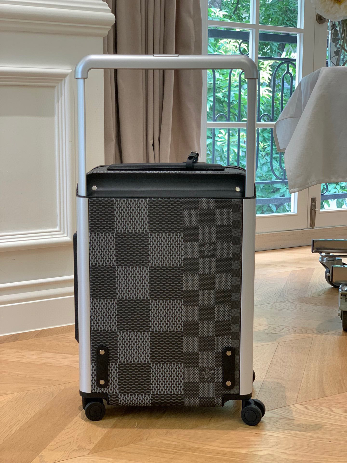 LV luggage-13