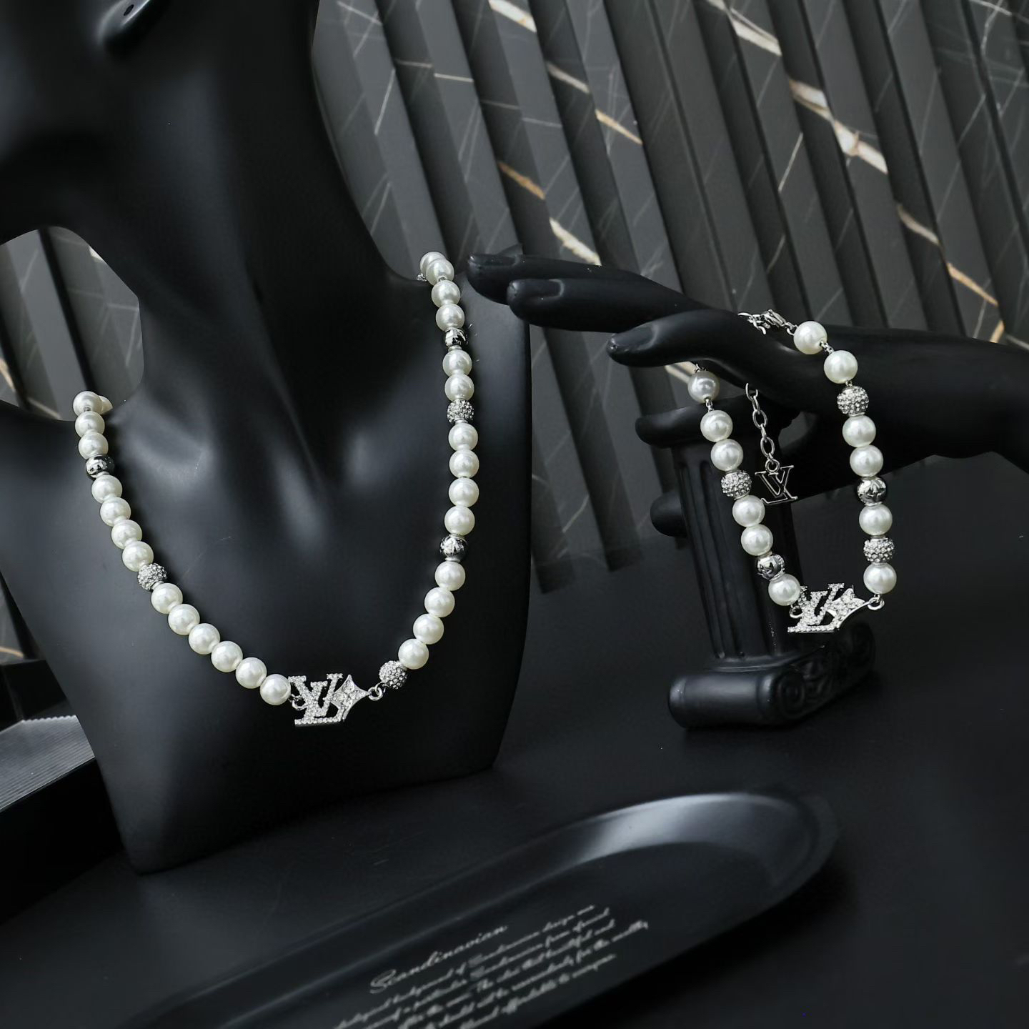 LV necklace-31