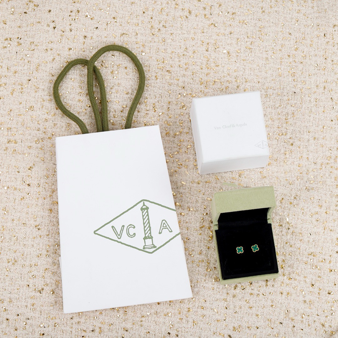 Van Cleef & Arpels earring-80