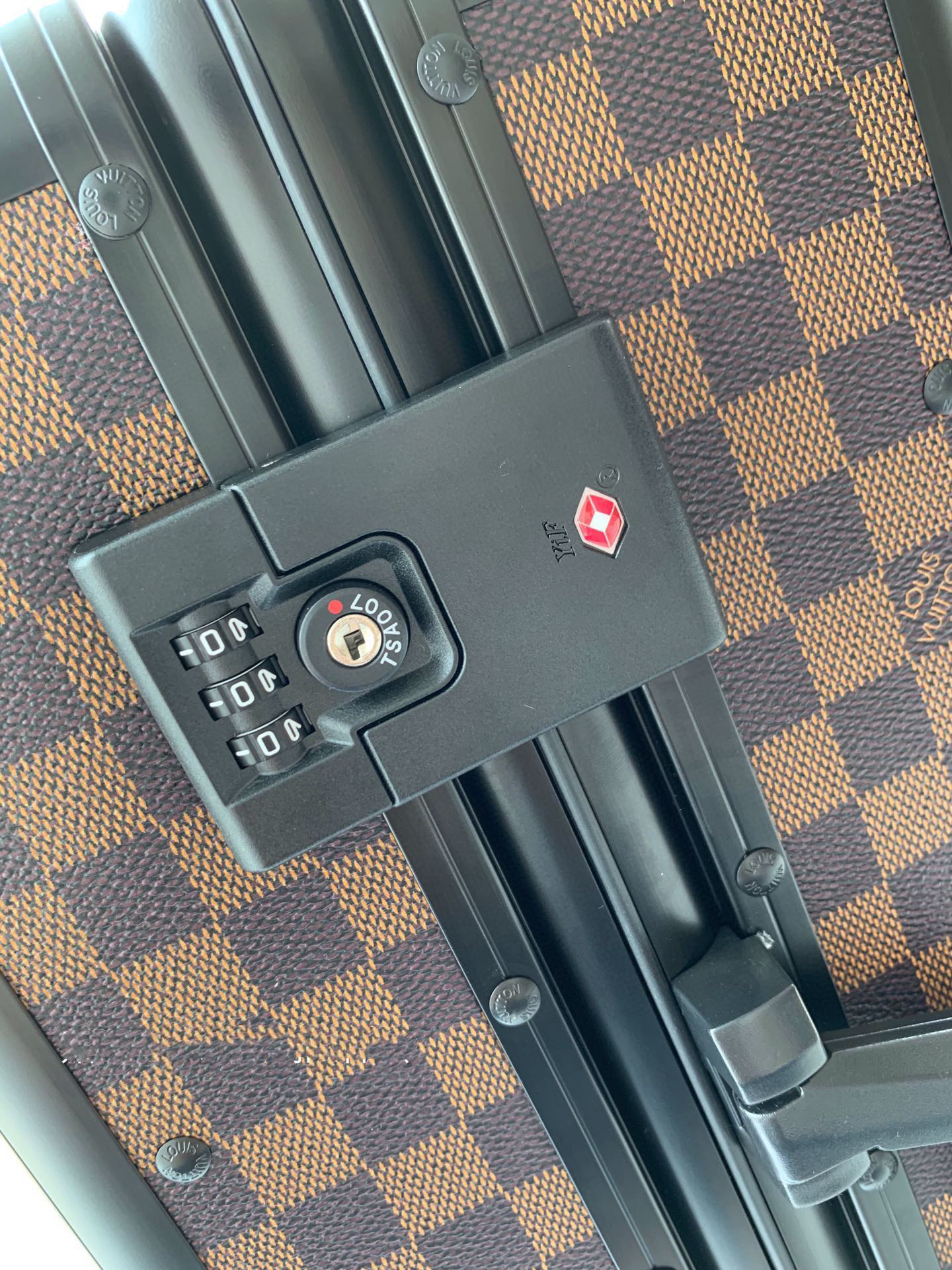 LV luggage-104