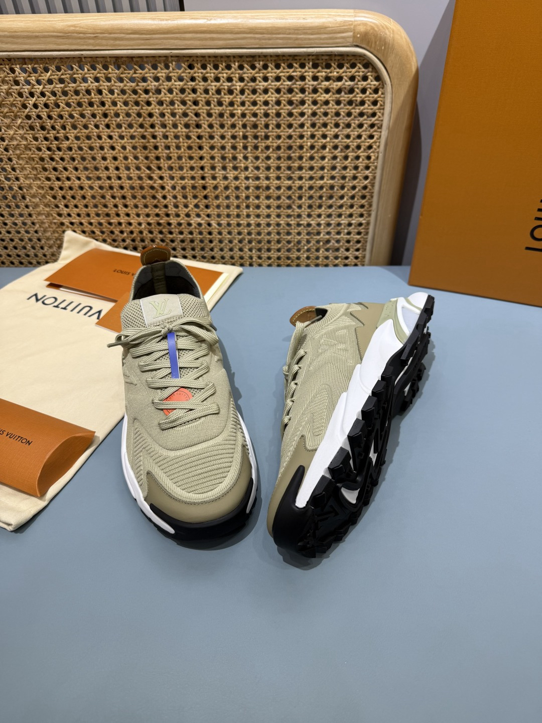 Lv Sneakers-186