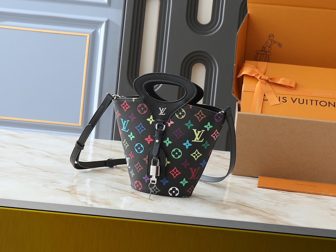 Louis Vuitton Hot New Product-204