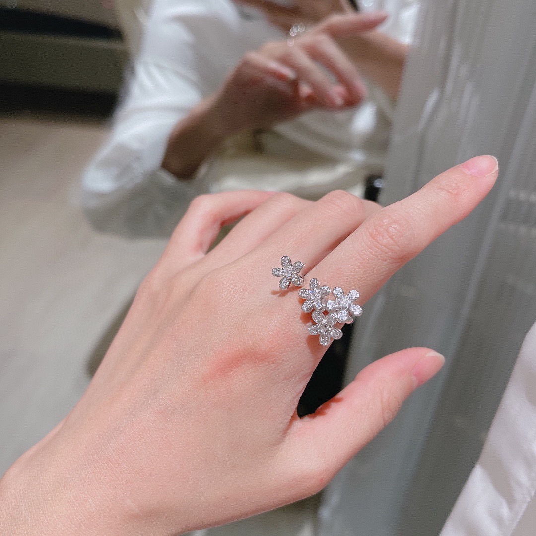 Van Cleef & Arpels ring-100