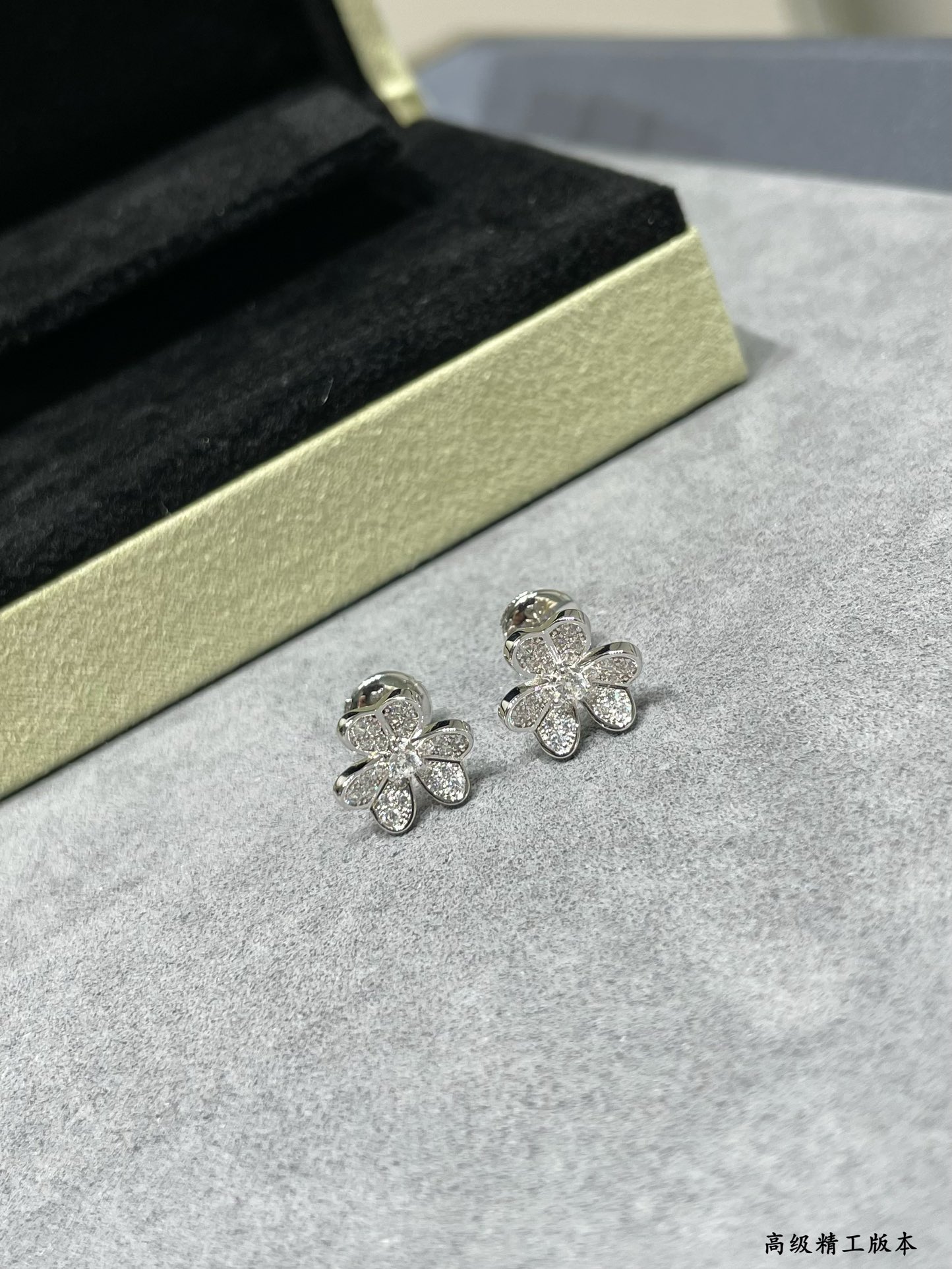 Van Cleef & Arpels earring-79