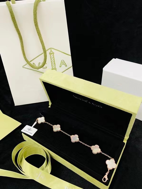 Van Cleef & Arpels Bracelet-16