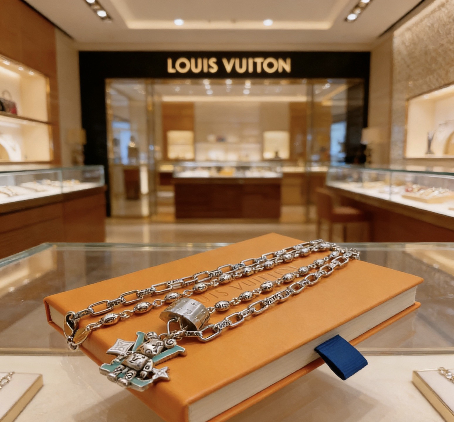LV necklace-43
