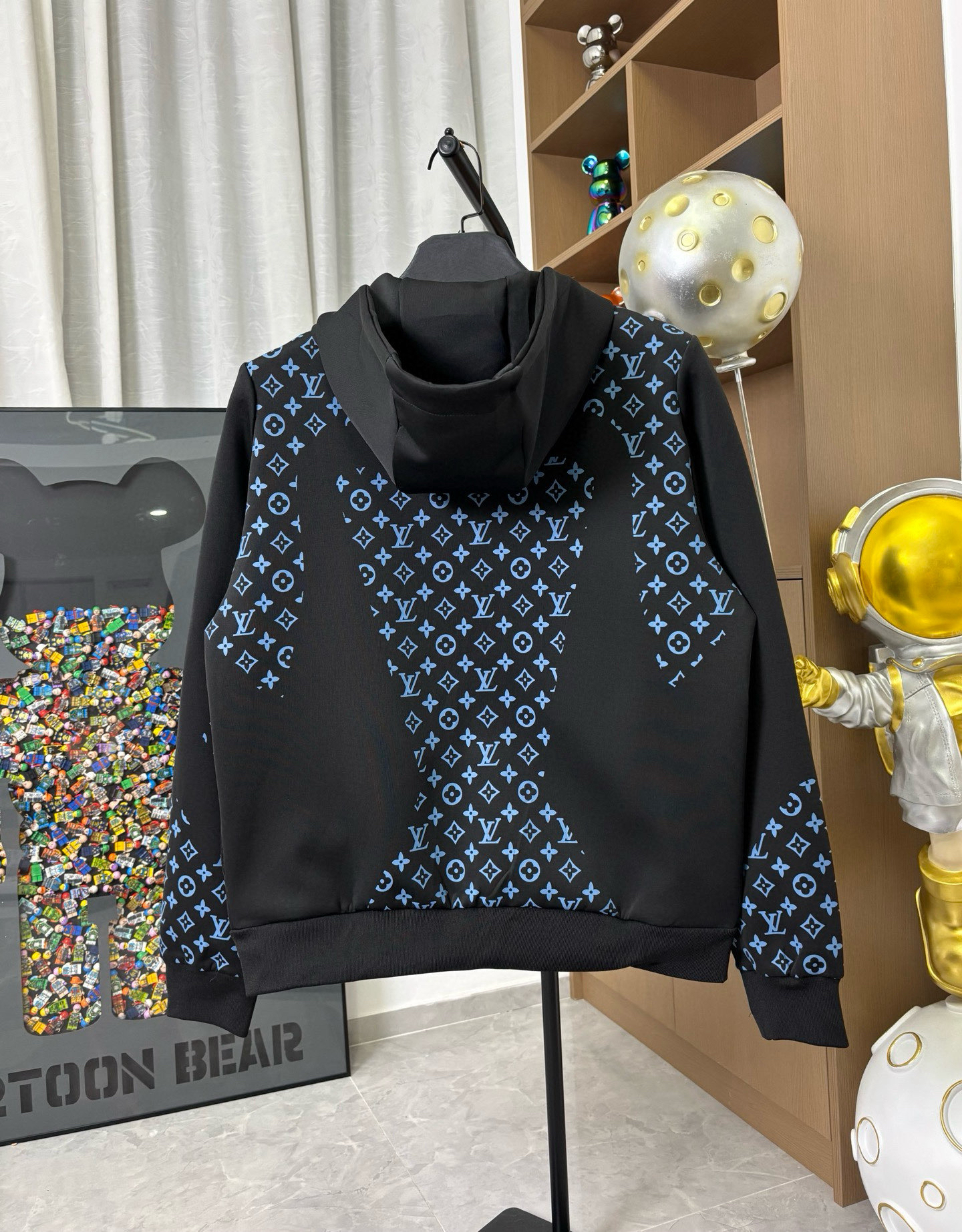 LV Clothing-305