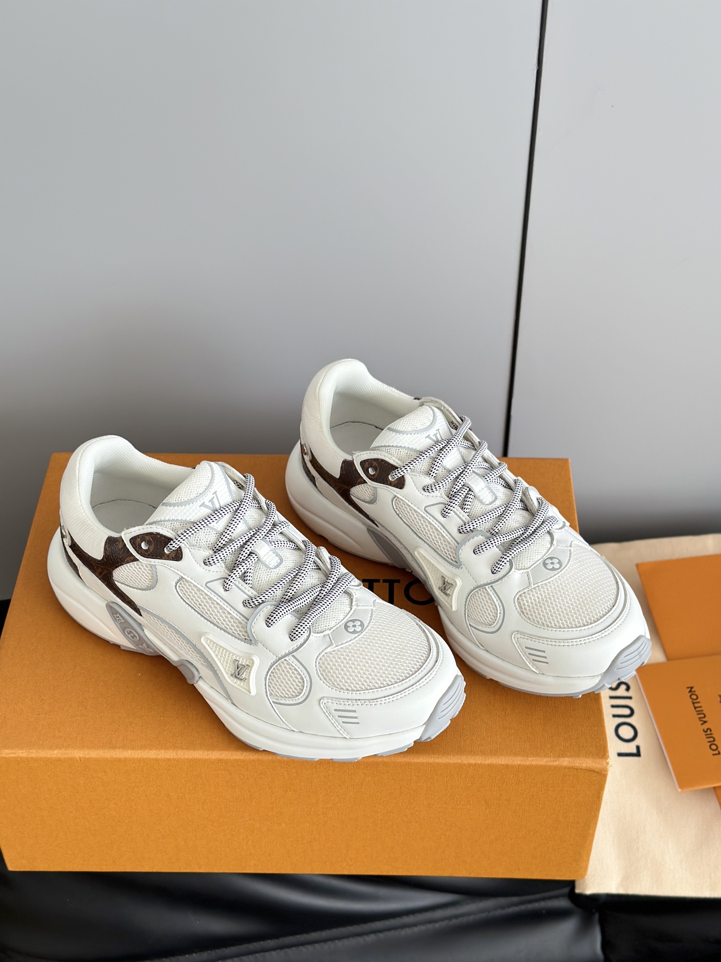 Lv Sneakers-206