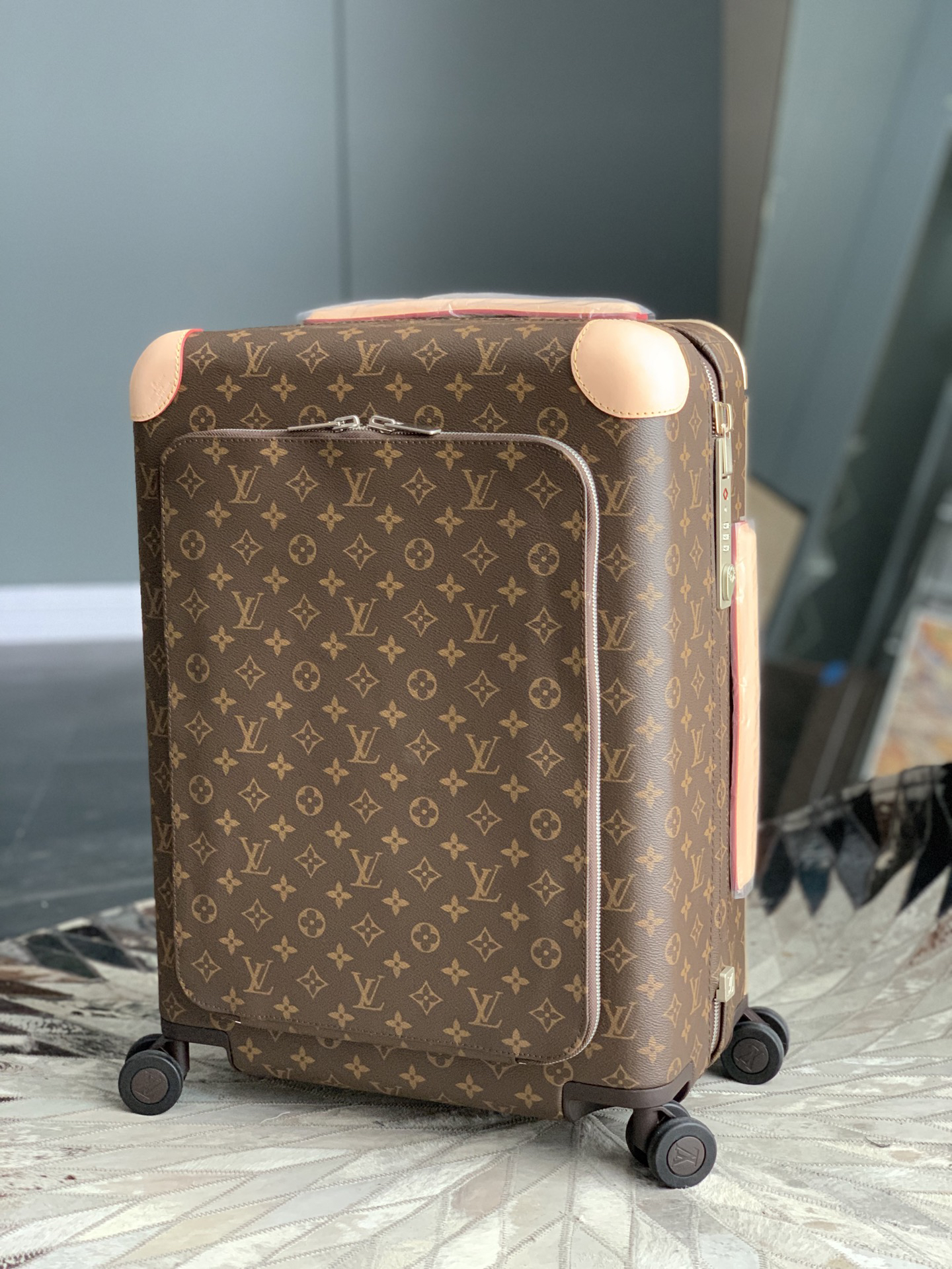 LV luggage-10