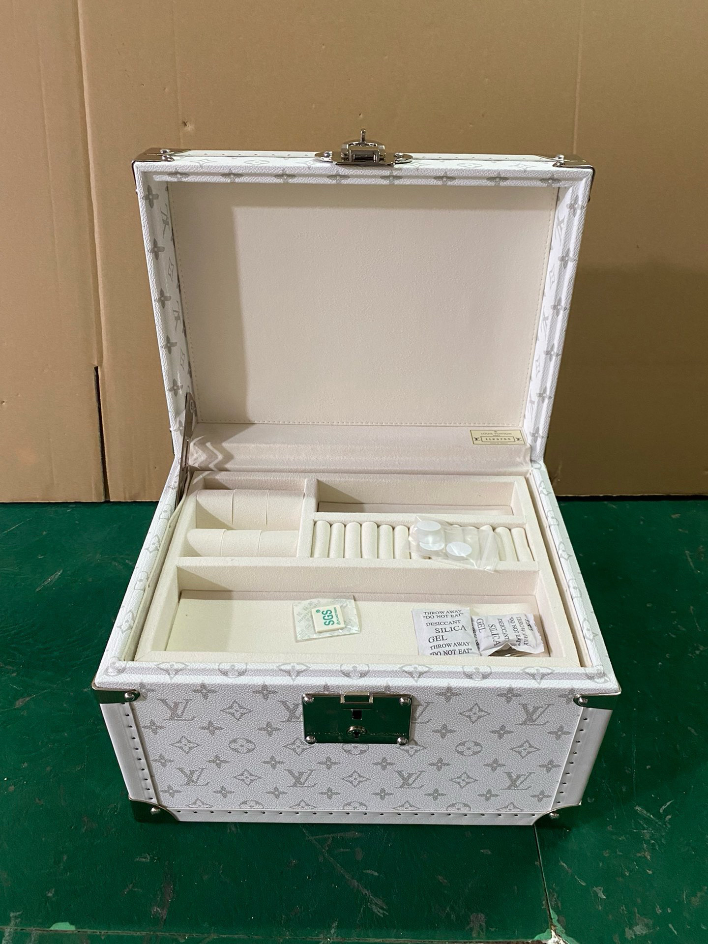 LV luggage-1