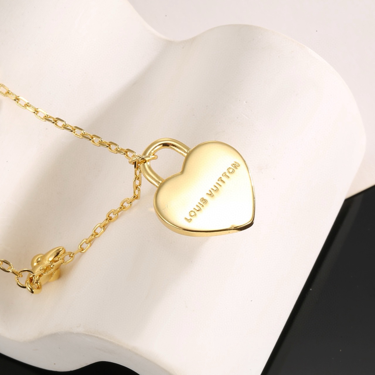 LV necklace-24